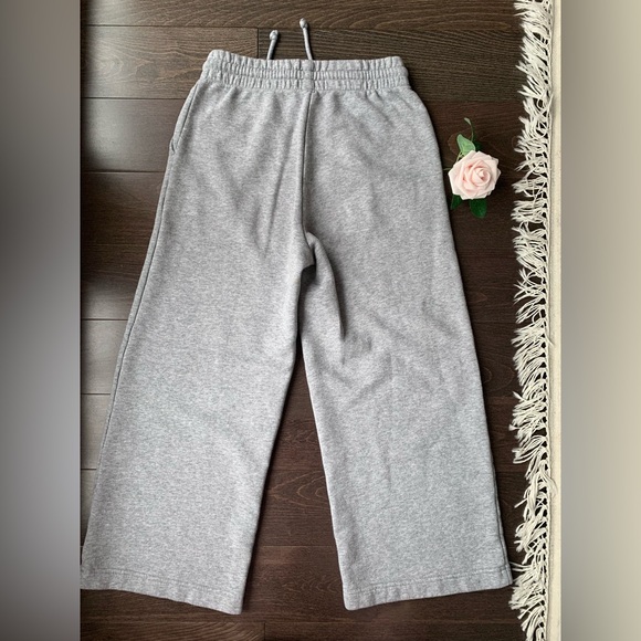 TNA Cozy Fleece Mega Capri Sweatpant - Picture 8 of 9